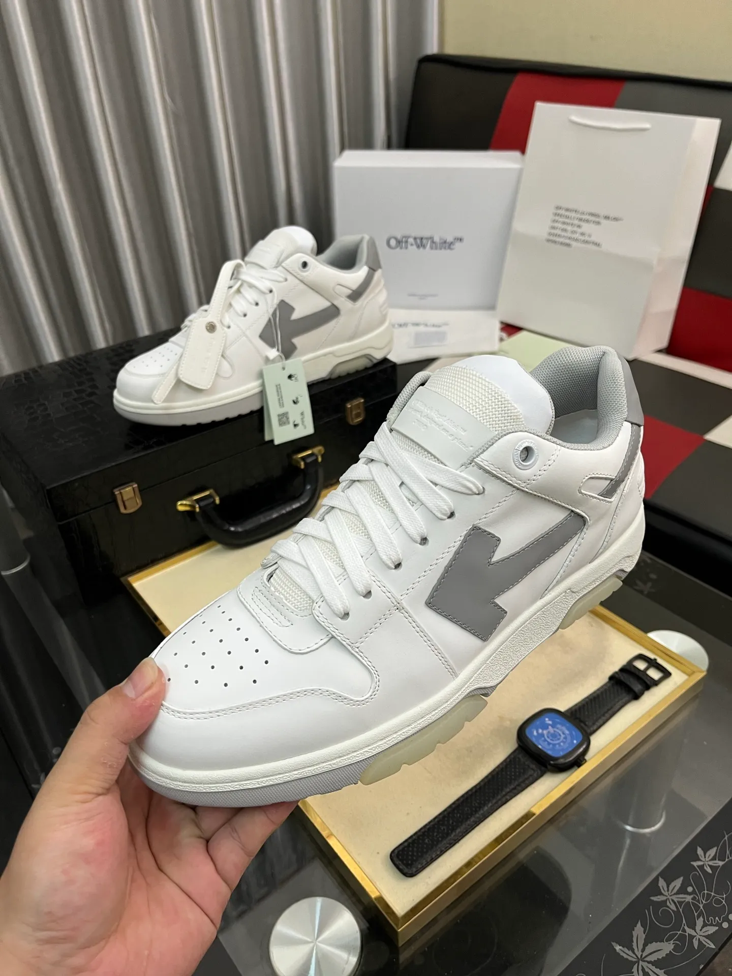 Men's shoes 💰600⌚️⌚️ OFF-White C/O VirGil Abloh fashionable and versatile casual shoes. Exclusive first release of the new model. Made of environmentally friendly cowhide leather and mesh fabric upper material. The insole is embedded with foam cushioning EVA material. The correct midsole is equipped with EVA lightweight cushioning. External tooth nail rubber outsole. The correct accessories can be customized simultaneously. Women's model: 35-40 Men's model: 39-45
